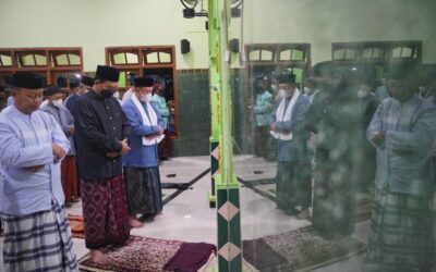 Salat Isya di Masjid Baitul Amal Josenan, Wali Kota Imbau Warga Segera Lengkapi Vaksinasi