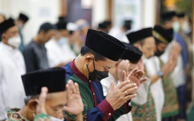 Salat Isya di Masjid Nurul Abror, Wali Kota Ajak Jamaah Jaga Keamanan dan Ketertiban